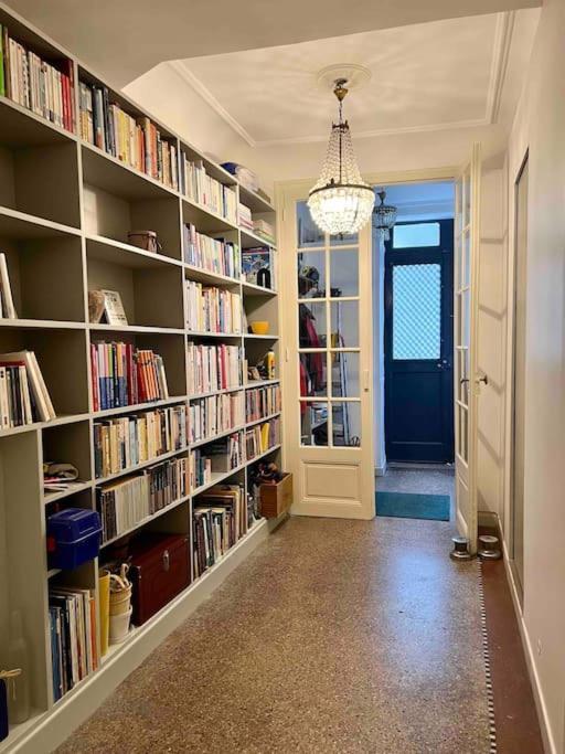 La Charmante Maison Aux Volets Bleu -