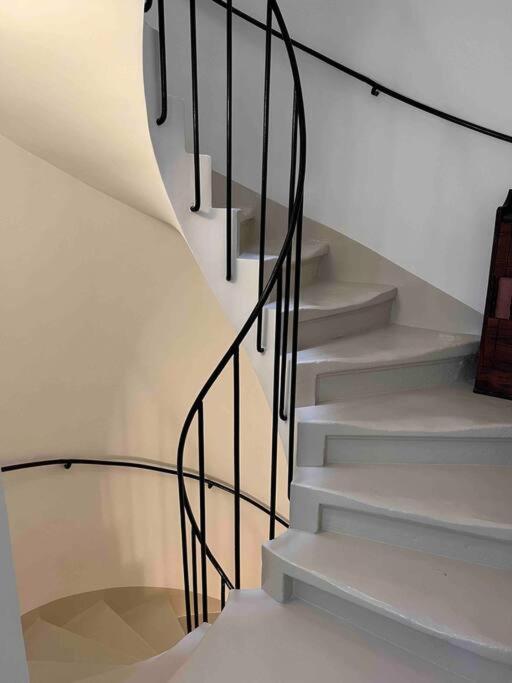 La Charmante Maison Aux Volets Bleu -